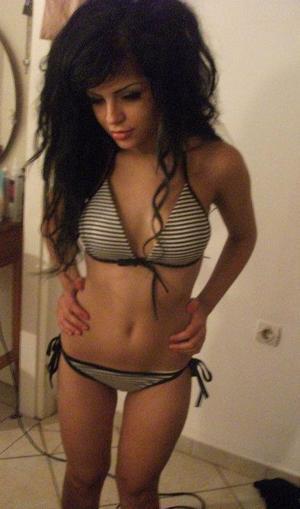 Voncile from Thornwood, New York is looking for adult webcam chat