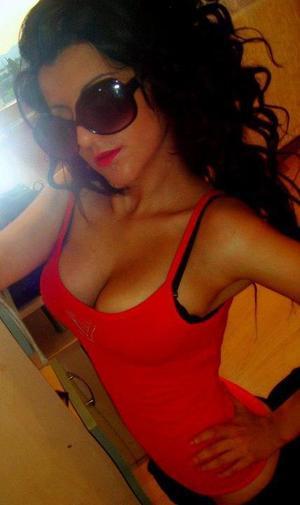 Ivelisse from Louisburg, Missouri is looking for adult webcam chat