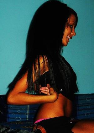 Claris from Hope, Rhode Island is looking for adult webcam chat